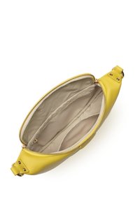 Sac à main en cuir jaune avec fermeture à glissière. L'intérieur est en tissu beige, avec trois compartiments, y compris une section principale et une poche pour accessoires.