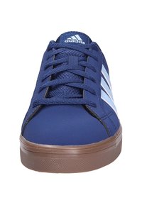 Laikansinavy sininen lenkkari, jossa on valkoinen kolmiraidallinen design, teksturoitu kangasvuori, pyöreä kärki ja ruskea kumipohja. Varustettu vastaavanvärisillä nauhoilla.