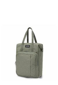 Borsa tote in tessuto verde con due manici, tasca frontale con zip e patch con logo. Presenta una forma rettangolare e un materiale testurizzato.