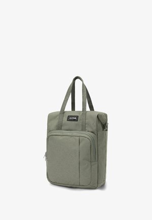 Groene stoffen tote bag met twee handvatten, voorzak met rits en logo patch. Heeft een rechthoekige vorm en een gestructureerd materiaal.