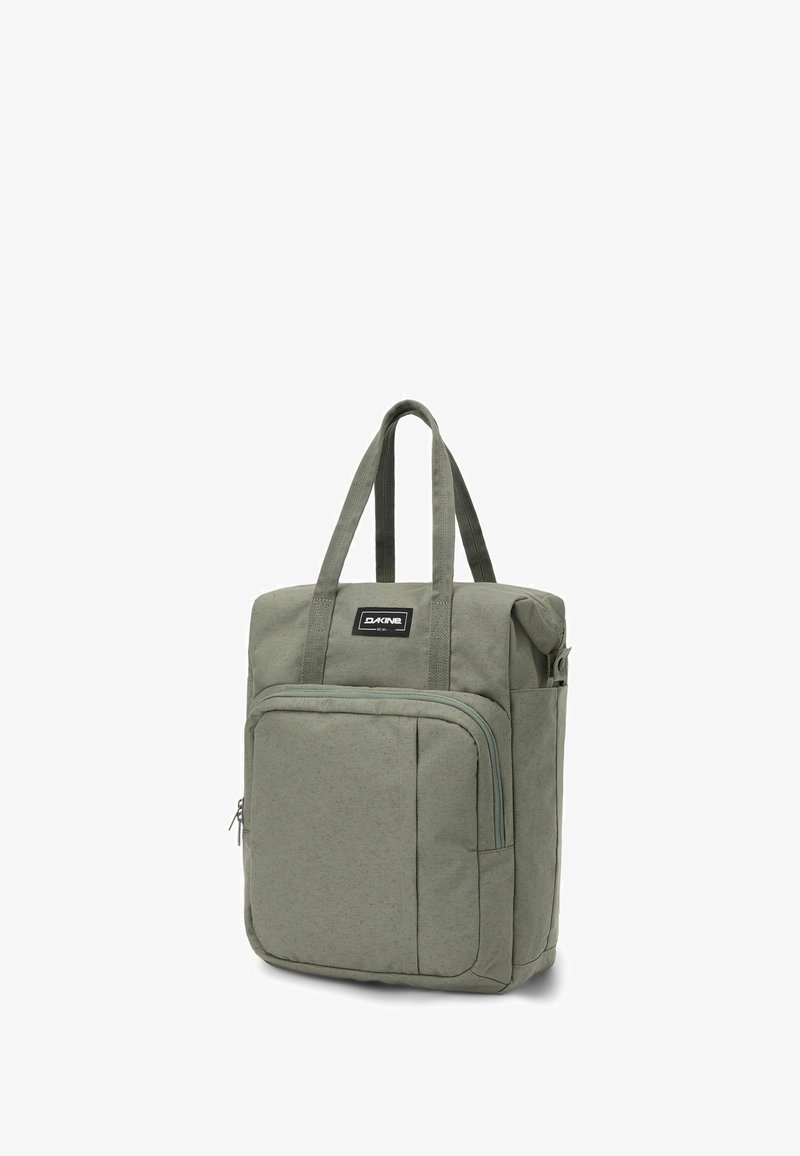 Bolsa de tela verde con dos asas, bolsillo frontal con cremallera y parche con logo. Presenta una forma rectangular y material texturizado.