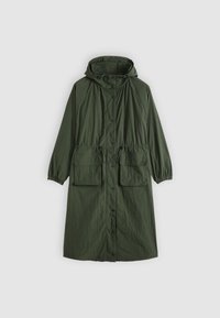 Imperméable léger vert olive avec capuche, deux poches avant et fermeture par boutons. Présente des poignets élastiques et une taille à cordon de serrage pour un ajustement modulable.