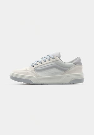 Sneakers z jasnoszarym siateczkowym wierzchem, z akcentami z zamszu, okrągłymi sznurowadłami, wyściełanym kołnierzem i teksturowaną gumową podeszwą.
