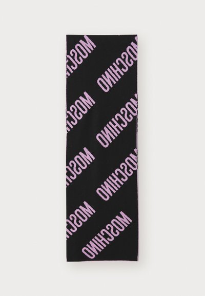 Écharpe noire avec un motif répétitif "MOSCHINO" en rose, réalisée en maille texturée, forme rectangulaire.