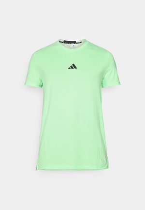 T-shirt verde chiaro a maniche corte realizzato in tessuto morbido, con un logo nero sul petto e un collo rotondo con una texture liscia.