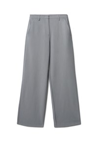 Pantaloni a gamba larga grigio chiaro realizzati in un tessuto liscio. Caratteristiche includono due tasche frontali e una finitura lucida.