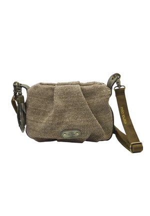 Petit sac bandoulière marron clair texturé avec sangle ajustable, accents en cuir, détail pompon et étiquette de marque en métal à l'avant.