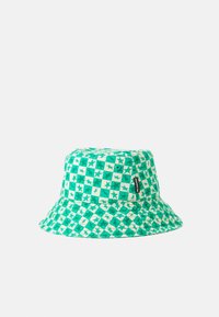Groene bucket hat met een schaakpatroon met sterren; gemaakt van een stof met een licht gestructureerd oppervlak; zwarte logo label aan de zijkant.