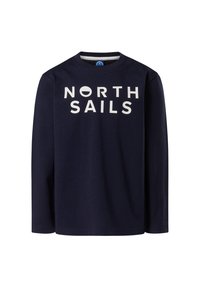 Camiseta de manga larga azul marino hecha de algodón, con gran texto blanco "NORTH SAILS" en el frente. Cuello redondo, corte relajado, diseño minimalista.