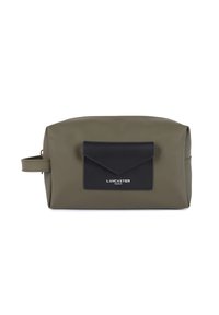 Borsa cosmetica verde oliva in materiale testurizzato con una tasca a patta nera. Presenta il logo del marchio, una maniglia laterale e una chiusura con zip.