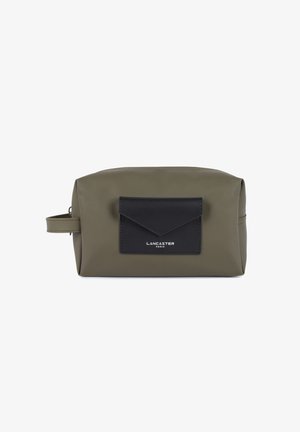 Olivgrüne Kosmetiktasche aus strukturiertem Material mit einer schwarzen Klappentasche. Verfügt über das Markenlogo, einen seitlichen Griff und einen Reißverschluss.