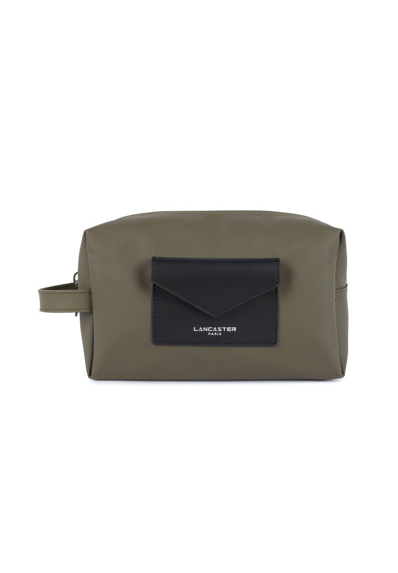 Borsa cosmetica verde oliva in materiale testurizzato con una tasca a patta nera. Presenta il logo del marchio, una maniglia laterale e una chiusura con zip.