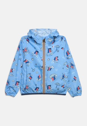 Lichtblauwe hooded jas met cartoonpatronen van strandtaferelen, parasols en geanimeerde rechthoekige figuren die sportuitrusting vasthouden.