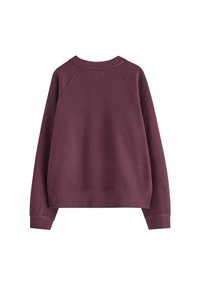 Bordeaux sweatshirt med raglanærmer, rund halsudskæring og ribstrikkede manchetter og kant. Fremstillet af blødt, tekstureret stof. Ingen synlige logoer.