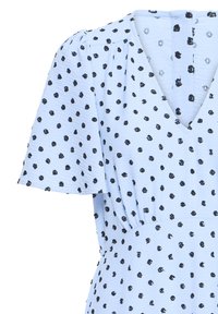 Robe bleu clair à pois noirs, col en V, manches courtes bouffantes et taille froncée.