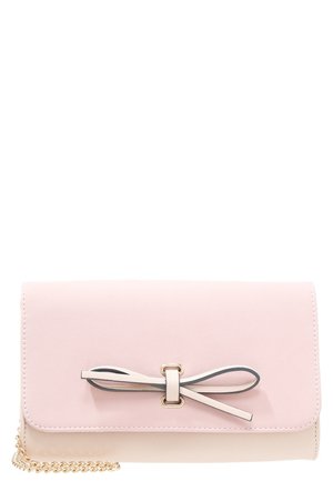 Rektangulær lyserød clutch med en tynd sløjfedetalje på frontklappen og en guld kædestrop delvist synlig.