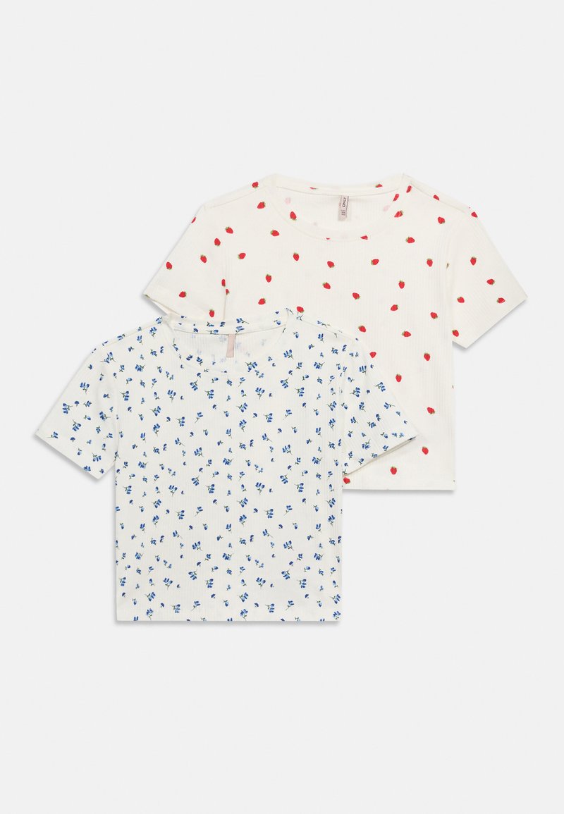 Δύο κοντομάνικα λευκά κοντά τοπ με στρογγυλούς λαιμούς, το ένα με κόκκινο σχέδιο φράουλας και το άλλο με μικρό μπλε λουλουδένιο μοτίβο.