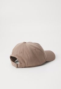 Casquette de baseball en tissu marron avec une visière incurvée, une sangle ajustable à l'arrière et des trous de ventilation sur le dessus pour la respirabilité.