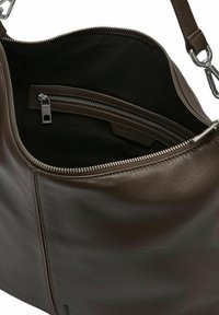 Ciemnobrązowa skórzana torba na ramię z zamkiem błyskawicznym i wewnętrzną kieszenią na zamek. Miękka faktura, lekko miękki krój i srebrne okucia.