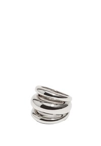 Tres anillos entrelazados hechos de metal plateado pulido. El diseño presenta formas suaves y redondeadas con diferentes tamaños y anchos.