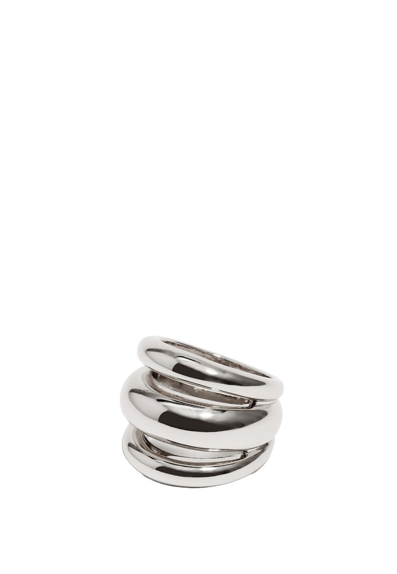Tres anillos entrelazados hechos de metal plateado pulido. El diseño presenta formas suaves y redondeadas con diferentes tamaños y anchos.