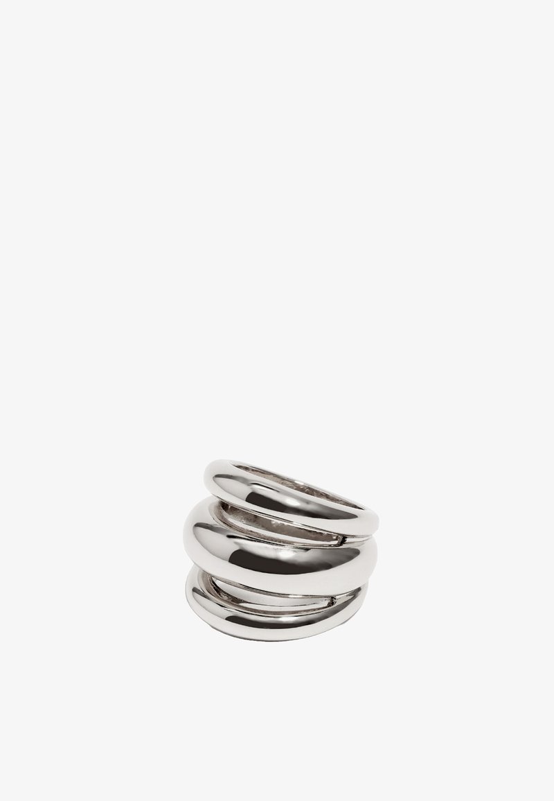 Tri interlocking prstani, izdelani iz poliranega srebra. Oblika vključuje gladke, zaobljene oblike z različnimi velikostmi in širino.