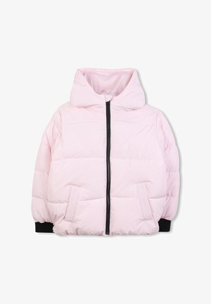 Giacca puffer rosa con cappuccio, dotata di una zip nera, due tasche frontali e polsini elastici. Texture liscia e design trapuntato.