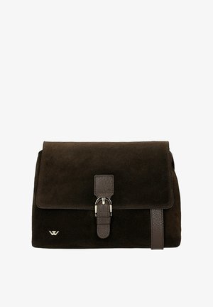 Brązowa torba listonoszka zamszowa z paskiem ze skóry, wyposażona w metalową klamrę zamykającą i mały emblemat logo w dolnym rogu.