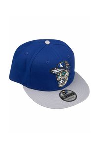 Casquette snapback bleue avec un visière grise ; présente un graphique de crâne coloré à l'avant et un texte "LA" sur le côté de la casquette.