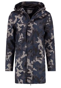 Maskáčový pláštěnka v tmavě modrých a  šedých tónech. Má kapuci, přední zipové zapínání a lehký, voděodolný materiál.