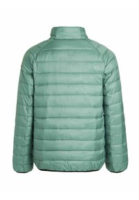 Svijetlozelena pufasta jakna s visokim ovratnikom, horizontalnim džepovima i logom na lijevom ramenu. Glatka tekstura.
