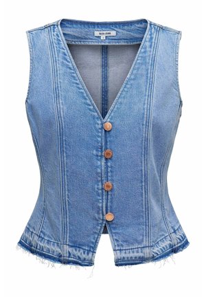 Chaleco sin mangas de mezclilla azul claro con cuello en V, cuatro botones de cobre al frente y bordes deshilachados en el dobladillo.