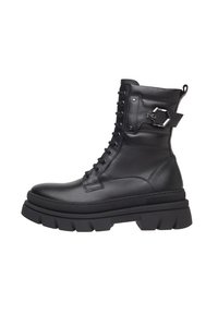 Zwarte leren enkellaarzen met vetersluiting, stevige zool, metalen hardware accent aan de zijkant en een gepolsterde kraag voor extra comfort.