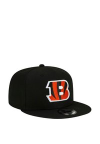 Schwarze Baseballmütze mit einem flachen Schirm, versehen mit einem auffälligen weißen und orangefarbenen "B"-Logo mit Tigerstreifen. Hergestellt aus strapazierfähigem Material.