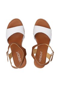 Bruine en witte sandalen met een vlakke zool, leren bovenwerk, verstellbare enkelband en geweven details op de zool. Geco marqueerd "Venezia."
