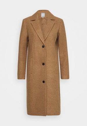 Lange bruine wollen jas van kamelenhaar met reverskraag en drie zwarte knopen aan de voorkant, voorzien van twee zijzakken.