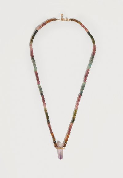 Κολιέ με χάντρες με μικρές πολύχρωμες στρογγυλές χάντρες και κεντρικό μενταγιόν με ακατέργαστο αμέθυστο κρύσταλλο σε χρυσή βάση.