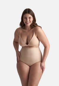 Tvådelad lingerie-set i nude, med en djup urringad bralette med tunna remmar och högmidjade trosor, slät tyg och minimalistisk design.