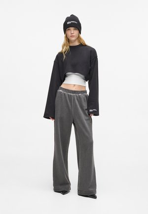 - Spodnie treningowe