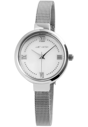 Silbernes Mesh-Armbanduhr mit einem runden weißen Zifferblatt, römischen Ziffern als Markierungen und minimalistischem Design. Verfügt über ein poliertes Metallgehäuse und dezente Details.