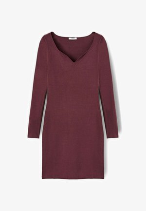 Abito in maglia di un profondo bordeaux con scollo a V, maniche lunghe e spacchi laterali. Texture liscia con una silhouette aderente.