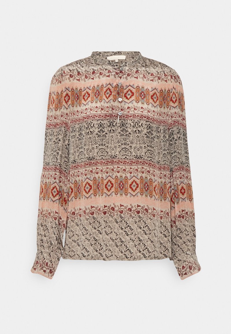 Blouse à manches longues avec col mandarin, présentant des motifs floraux et losanges complexes dans des tons de beige, rouille et noir.