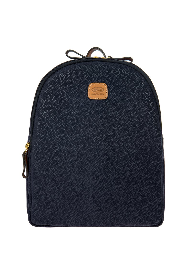 Zaino in pelle blu navy con superficie testurizzata, forma arrotondata, manico superiore e una toppa con logo marrone. Presenta un accento con cerniera dorata.