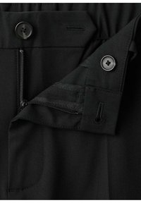 Czarne spodnie z zamkiem błyskawicznym i zapięciem na guzik, gładka faktura tkaniny, starannie zszywany pas i detal wewnętrznej kieszeni.