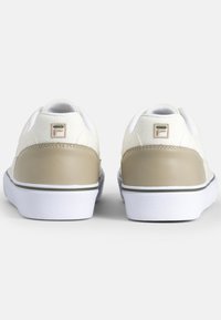 Sneaker bianche con accenti beige, materiale testurizzato sul tallone e suole in gomma bianche. Logo ricamato sul retro. Design minimalista.