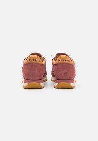 Saucony JAZZ ORIGINAL - Sportcipő - pink/orange