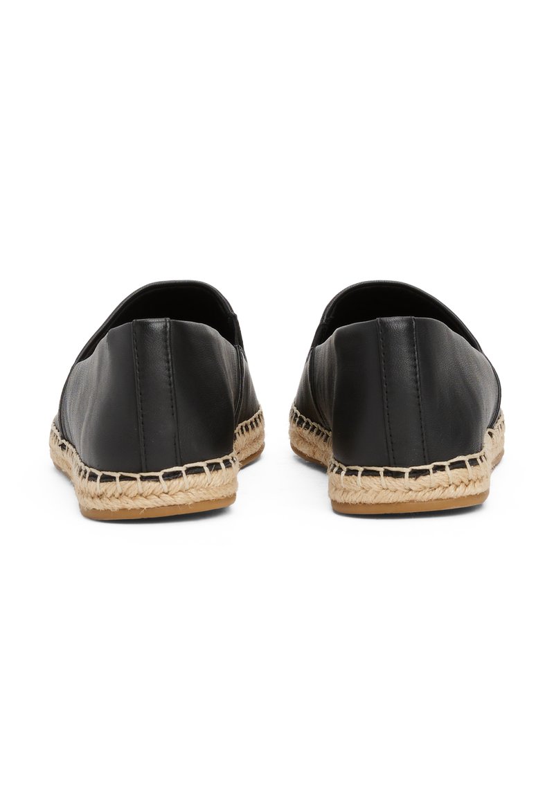 Espadrilles en cuir noir avec une semelle en jute naturel, présentant une texture lisse, une forme arrondie et des coutures discrètes le long du bord.