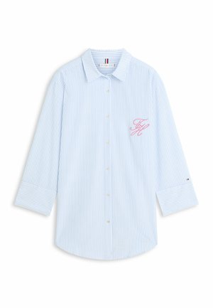 Camisa de manga larga a rayas azul claro y blanca con botones en el frente, cuello y iniciales bordadas en rosa en el lado izquierdo del pecho.