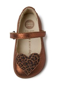 Zapato Mary Jane de cuero marrón con un acabado metálico, que presenta un acento en forma de corazón de estampado de leopardo en la punta y una correa con cierre de hebilla.