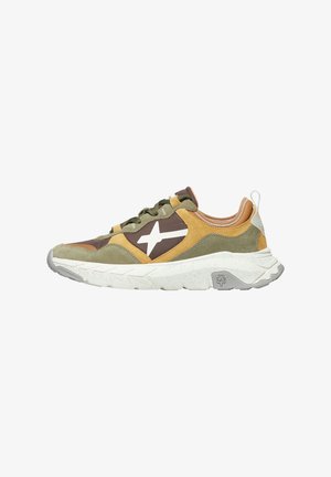 Lockere Sneaker in grün, braun und gelb aus Wildleder mit einer dicken weißen Sohle, Schnürsenkeln und einem weißen, sternförmigen Logo an der Seite.